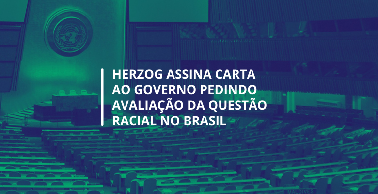 Fotografia com filtro esverdeado da Assembleia Geral da ONU. Em cor branca, o texto diz "Herzog assina carta ao governo pedindo avaliação da questão racial no Brasil".