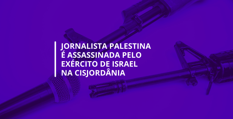 Fotografia com filtro roxo de um microfone quebrado. O texto diz ˜Jornalista palestina é assassinada pelo exército de Israel na Cisjordânia˜