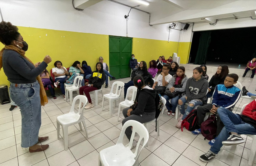 Alunos reunidos durante debate sobre ditadura em escola municipal de São Paulo