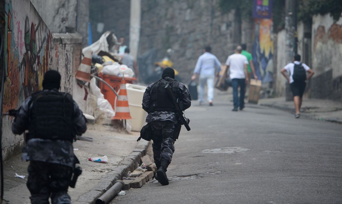 Policiais entrando em comunidade no Rio de Janeiro em operação policial.