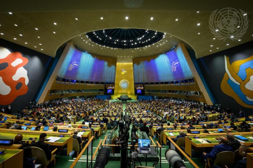 Legenda: Salão da Assembleia Geral das Nações Unidas durante a abertura da Cúpula do Futuro, em 22 de setembro de 2024.