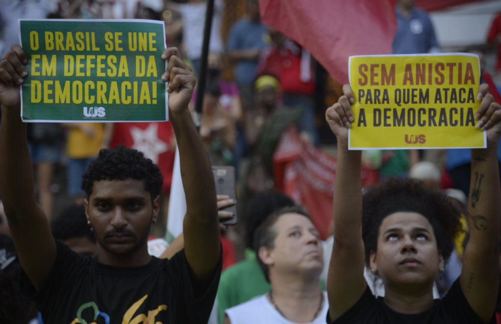 Rio de Janeiro (RJ) 08/01/2024 – Manifestação em defesa da democracia, na Cinelândia, marca um ano dos atos golpistas e a invasão dos prédios dos Três Poderes, em Brasília, no 8 de janeiro de 2023. Foto: Fernando Frazão/Agência Brasil